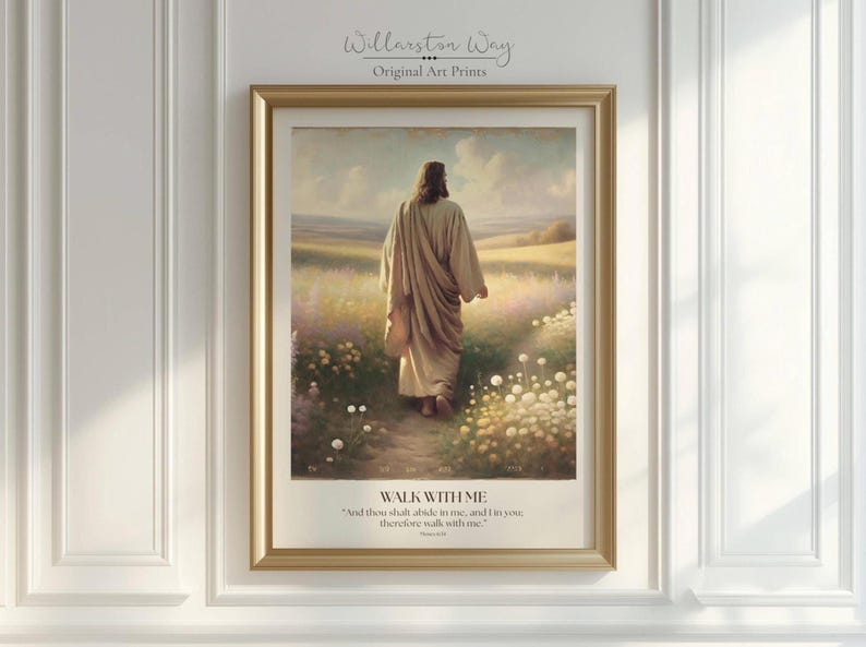 Puede incluir: Impresi&oacute;n art&iacute;stica enmarcada que representa una figura con una t&uacute;nica caminando por un camino a trav&eacute;s de un campo de flores. La obra de arte tiene una paleta de colores suaves y pastel. El texto en la parte inferior dice "WALK WITH ME" y un vers&iacute;culo b&iacute;blico.