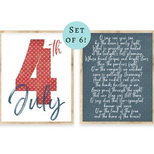 Puede incluir: Conjunto de seis impresiones de pared imprimibles del 4 de julio con un dise&ntilde;o rojo, blanco y azul con estrellas y el texto "4th July". La segunda imagen presenta una pizarra azul con la letra del himno nacional estadounidense.