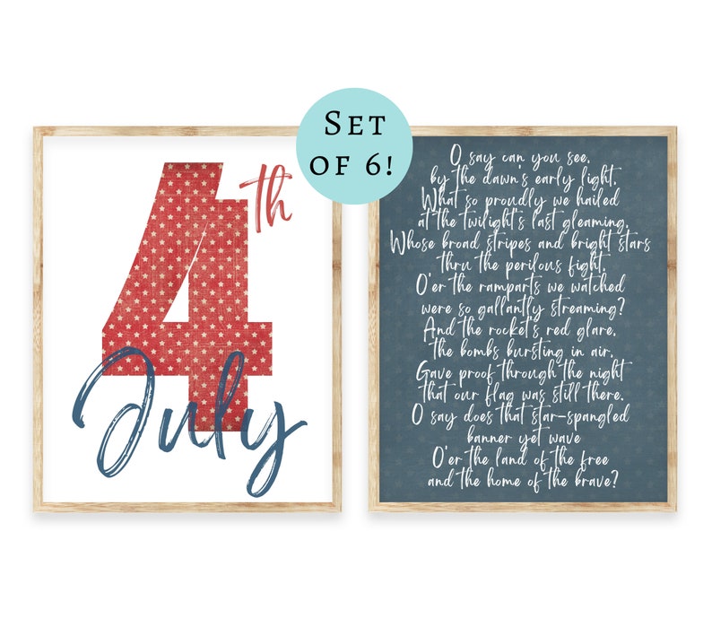 Puede incluir: Conjunto de seis impresiones de pared imprimibles del 4 de julio con un dise&ntilde;o rojo, blanco y azul con estrellas y el texto "4th July". La segunda imagen presenta una pizarra azul con la letra del himno nacional estadounidense.