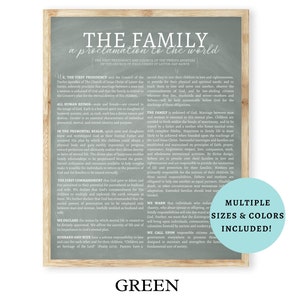 Puede incluir: Una impresión de pizarra verde con un marco de madera blanco presenta una proclamación al mundo sobre la familia. El texto incluye la frase "La familia: Una proclamación al mundo" y detalles sobre la unidad familiar, el matrimonio y la importancia de la familia en el plan de Dios. La impresión también incluye el texto "¡Múltiples tamaños y colores incluidos!" en un círculo azul verdoso.
