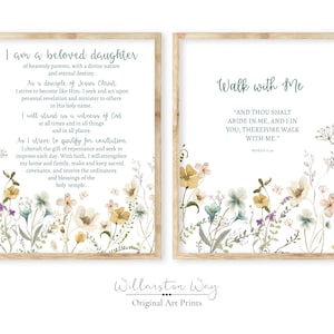 Może przedstawiać: Dwa oprawione wydruki artystyczne z inspirującymi cytatami i kwiatowymi wzorami akwarelowymi. Lewy wydruk głosi "I am a beloved daughter", a prawy "Walk with Me". Oba wydruki mają jasną drewnianą ramę i delikatne ilustracje kwiatowe.
