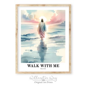 Op de afbeelding: Ingelijste aquarelprint met een figuur die op het water naar een zonsondergang loopt. De tekst "WALK WITH ME" staat onderaan, met "Moses 6:34" eronder. De naam van de kunstenaar staat onderaan de print.