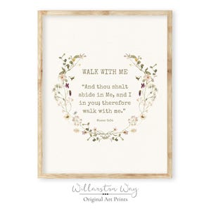 Peut inclure: Impression encadrée avec le texte "WALK WITH ME" et une citation de Moïse 6:34, entourée d'une couronne florale. L'œuvre a un fond beige clair et un cadre en bois. Les mots "Willarston Way" et "Original Art Prints" sont en bas.