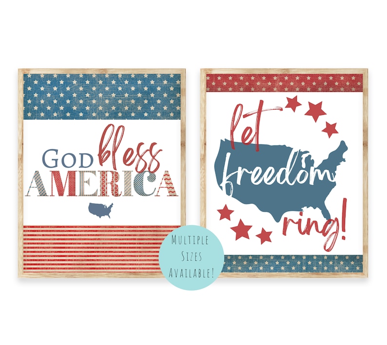 Puede incluir: Dos impresiones enmarcadas con temas patri&oacute;ticos. La primera impresi&oacute;n presenta un dise&ntilde;o de bandera estadounidense rojo, blanco y azul con el texto "God Bless America". La segunda impresi&oacute;n presenta un contorno azul de los Estados Unidos con estrellas rojas y el texto "Let Freedom Ring!"