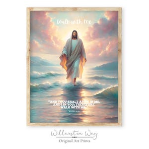 Op de afbeelding: Een ingelijste kunstdruk met een serene afbeelding van een figuur die op water loopt, met een zachte, pastelkleurige lucht en oceaan. De tekst "Walk with Me" staat bovenaan, met een citaat eronder. Het kunstwerk is gesigneerd "Willarston Way".