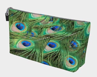 Puede incluir: Una bolsa de maquillaje de plumas de pavo real verde y azul con cierre de cremallera.