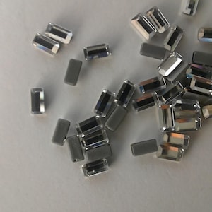 2510 Swarovski Crystal 5 x 2,5 mm Flatback Baguette Hot Fix Rhinestones. Piccoli cristalli per NAIL Art. Venduti in confezioni da 12 e 36 pezzi.
