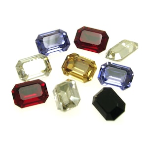 Puede incluir: Surtido de diez piedras de vidrio facetadas, rectangulares, con aspecto de piedras preciosas, en varios colores, incluyendo rojo, azul, transparente y dorado.