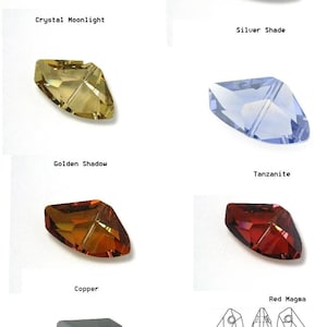 Op de afbeelding: Assortiment van kristallen kralen in verschillende kleuren, waaronder kristal maanlicht, zilveren tint, gouden schaduw, tanzanite, koper, rode magma en jet. De kralen zijn gefacetteerd en hebben een traanvorm.