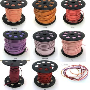 Puede incluir: Carretes de cordón de cuero en varios colores, incluyendo naranja claro, naranja, salmón, morado, morado claro, rosa, burdeos y rojo.
