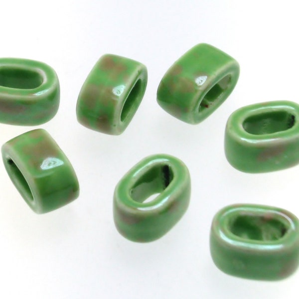 Deslizador de tubo de perlas de cerámica, perlas de tubo de cerámica acristalada verde, ideal para 10 x 6 mm de cuero de regaliz ovalado 2 piezas