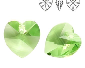 Puede incluir: Dos colgantes de cristal verde en forma de corazón con un diseño facetado. Los colgantes tienen un agujero en la parte superior para encordar.