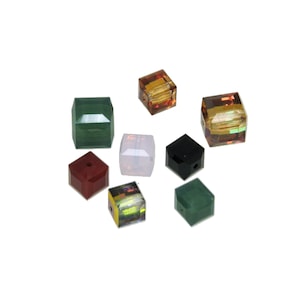 Puede incluir: Surtido de ocho cuentas cuadradas de vidrio en varios colores, incluyendo verde, rojo, negro, blanco y marrón. Las cuentas tienen un diseño facetado y son ideales para la elaboración de joyas.