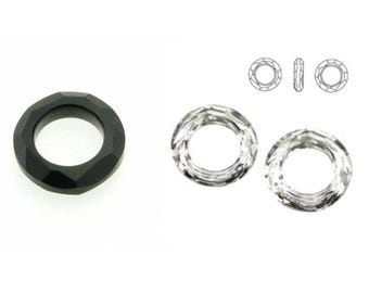 Könnte beinhalten: Zwei klare Kristallringe und ein schwarzer facettierter Ring. Die Ringe sind alle rund und haben ein Loch in der Mitte. Die Ringe haben einen Durchmesser von etwa 2,5 cm.