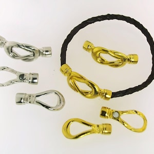 Magnetspänne för 4 mm snöre. 13 x 38 mm magnetspänne i legering i silver- och guldfinish. Säljs styckvis.