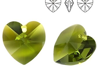 Puede incluir: Dos colgantes de cristal verde en forma de corazón con un agujero en la parte superior para colgar. Los colgantes son facetados y tienen un acabado brillante.