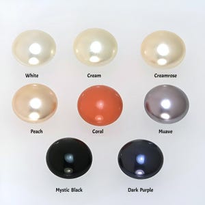 Puede incluir: Surtido de perlas de 10 mm en varios colores, incluyendo blanco, crema, rosa crema, melocotón, coral, malva, negro místico y morado oscuro.