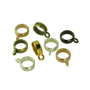 Op de afbeelding: Assortiment van acht metalen springringen met een lus aan één kant. De ringen zijn in verschillende afwerkingen, waaronder goud, zilver, zwart en koper.