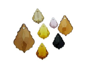 Puede incluir: Surtido de colgantes de cristal en forma de lágrima en varios colores, incluyendo negro, ámbar y rosa. Las lágrimas tienen un diseño facetado y son perfectas para añadir brillo a las joyas o las manualidades.