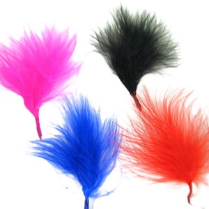 Fluffiga maraboufjädrar, finns i 4 färger blå, röd, fuchsia och svart i förpackningar om 10, 50 eller 100 fjädrar. Storlek ca 50 mm (2 tum)