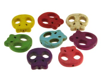 Cuentas de calavera de howlita de 22 x 20 mm. Se venden en paquetes de 6 cuentas. Disponibles en 8 colores.