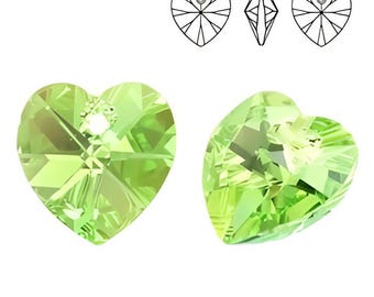 Puede incluir: Dos colgantes de cristal verde en forma de corazón con un agujero en la parte superior para colgar.