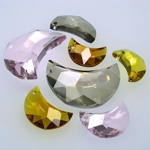 Pode incluir: Conjunto de seis contas de cristal em forma de crescente em várias cores, incluindo rosa, cinza, amarelo e laranja.