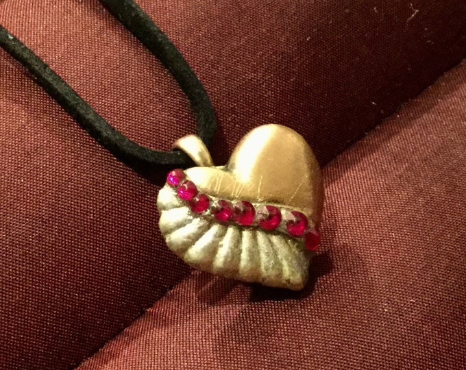 B112 Beautiful golden heart, brilliant bronze pendant, with white pearl jeweler's dye, iridescent red Siam Swarovski Crystals