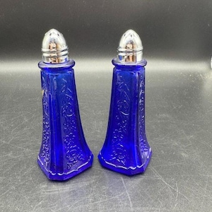 Vintage Cobalt Blue Glass Salt and Pepper Shaker Set 4 1/4&quot; tall Silver tone Cap