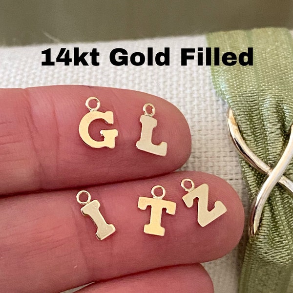 Minuscule lettre breloque en or 14 carats pour bracelet ou collier - Initiales 5 mm - Fournitures permanentes pour bijoux - Vente en gros de breloques en vrac