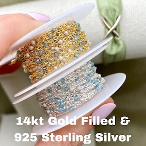 Puede incluir: Dos carretes de cadena, uno de oro relleno y otro de plata de ley. Ambas cadenas tienen pequeñas cuentas azules y blancas.