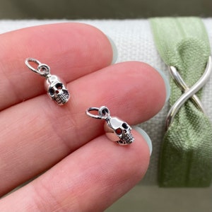 Set of 2 x 925 Sterling Silver Tiny 3D Skull Charms - Halloween Skeleton - Drop for Earring Bracelet Necklace - Wholesale Jewelry Supply F32