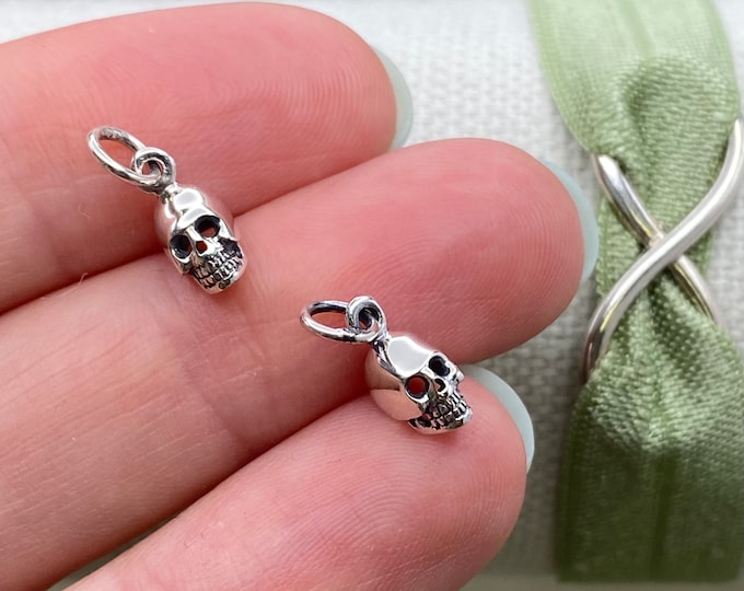 Set of 2 x 925 Sterling Silver Tiny 3D Skull Charms - Halloween Skeleton - Drop for Earring Bracelet Necklace - Wholesale Jewelry Supply F32