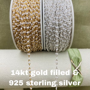 Könnte beinhalten: Zwei Spulen mit weißer Kette, eine goldgefüllt und eine aus Sterlingsilber. Die Kette ist zart, rund und mit Gliedern.