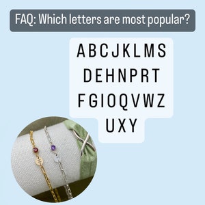 Pode incluir: Duas pulseiras de corrente prateada com pequenos pingentes. Um pingente tem uma pedra preciosa vermelha e a letra "M" e o outro pingente tem uma pedra preciosa roxa e a letra "N". A imagem tamb&eacute;m mostra uma lista de letras em ordem alfab&eacute;tica, com as letras A, B, C, J, K, L, M, S, D, E, H, N, P, R, T, F, G, I, O, Q, V, W, Z, U, X e Y.
