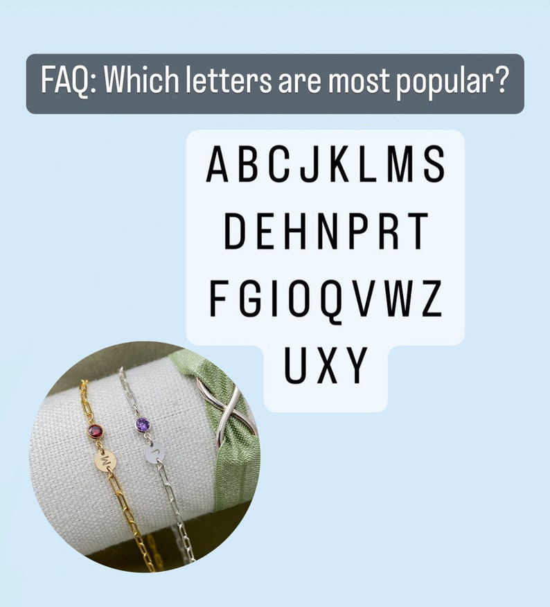 Pode incluir: Duas pulseiras de corrente prateada com pequenos pingentes. Um pingente tem uma pedra preciosa vermelha e a letra "M" e o outro pingente tem uma pedra preciosa roxa e a letra "N". A imagem tamb&eacute;m mostra uma lista de letras em ordem alfab&eacute;tica, com as letras A, B, C, J, K, L, M, S, D, E, H, N, P, R, T, F, G, I, O, Q, V, W, Z, U, X e Y.