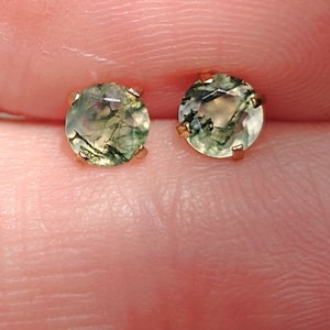 Dainty moss agate studs, round moss agate earrings, tiny moss agate studs flatbacks, green agate flatbacks for cartilage, small stud earring