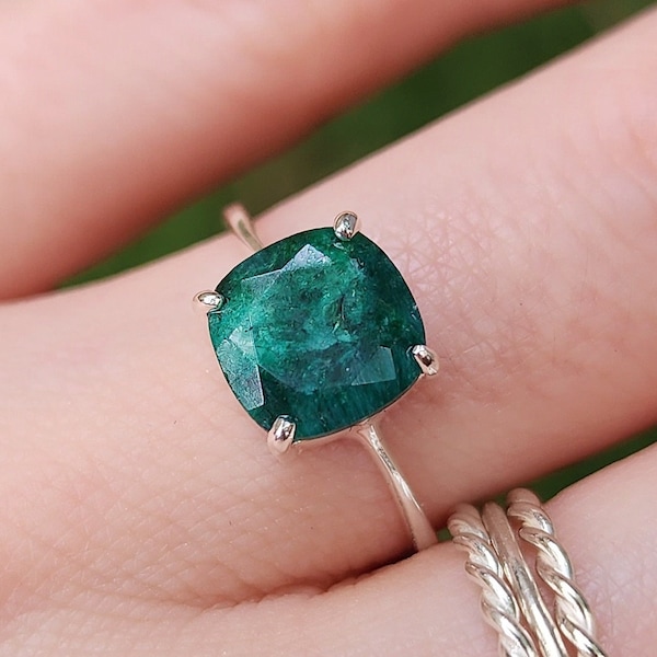 Anillo de esmeralda diseñado para durar, anillo apilable para uso diario que es extremadamente duradero, anillo de esmeralda natural en plata, oro amarillo rosa
