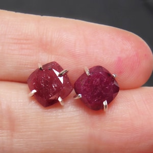 Boucles d'oreilles en rubis naturel, clous d'oreilles en rubis rouge vif carré de 8 mm, boucles d'oreilles en rubis naturel serti griffes, clous d'oreilles en rubis uniques véritables, clou d'oreille griffe