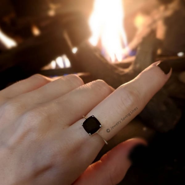 Anillo de ónix negro, anillo de ónix negro genuino único en su tipo, anillo de ónix crudo, anillo de ónix natural apilado solitario, anillo cuadrado de ónix negro oscuro