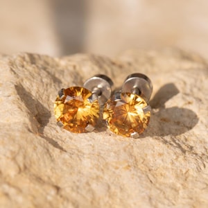 Pendiente de citrino brillante, piedra preciosa citrina natural de color amarillo dorado y naranja en talla brillante redonda, con parte trasera plana y roscada en plata y oro.