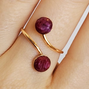 Ruwe Ruby en ruby ring, dubbele stenen ring, 6mm ruwe ruby ring, juli geboortesteen ring, dubbele stenen ruby ring, sierlijke ruby ring, Fall ring