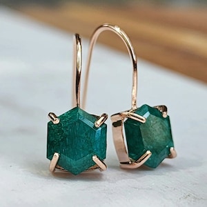 Hexagon emerald dangle earrings, natural emerald earrings, everyday emerald dangle earrings, raw emerald dangle earrings