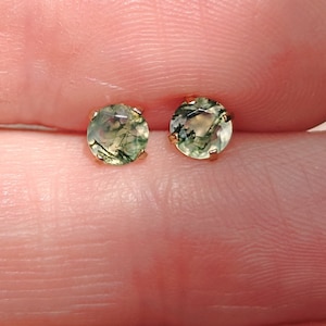 Moss agate stud, round small moss agate earring in flatback & screwback, green nature stud for cartilage in silver gold rose gold gift