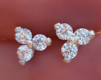 ユニークなホワイトサファイアのイヤリング、天然ラウンドサファイアのスタッド、ホワイトサファイアのユニークなイヤリング、本物の小さなサファイアのスタッド、ホワイトスタッド