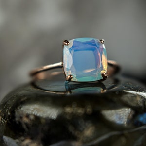 Anello in opalite, anello in opale bianco, anello solitario in opalite impilabile, anello quadrato in opalite, anello colorato in opalite, anello vintage in opalite, oro rosa
