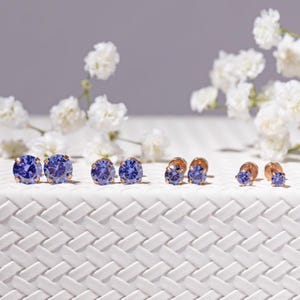 Orecchino a bottone in tanzanite, orecchino in tanzanite viola scuro brillante rotondo, orecchino in tanzanite con fondo piatto, pietra preziosa viola con chiusura a vite, LS