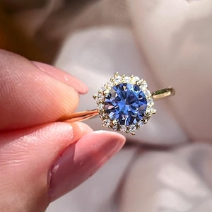 Anillo de halo de tanzanita, anillo de estilo vintage con halo hexagonal y tanzanita de color morado oscuro en plata y oro.