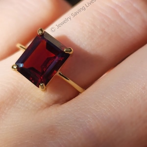 Élégante bague grenat taille émeraude, bague grenat, bijoux artisanaux en pierres précieuses, bague avec pierre de naissance de janvier, bague grenat rouge foncé