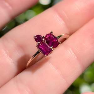 ルビー3石クラスターリング、マルチシェイプ、ルビークラスターリング、エメラルドカットラウンドオーバルユニーククラスターリング、7月の誕生石リング